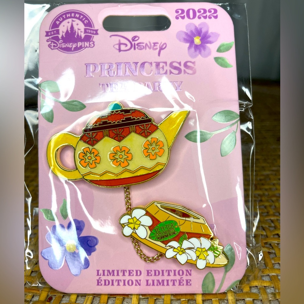 NWT Retired Limited Edition
Princess Tea Party Moana Disney
Trading Pin